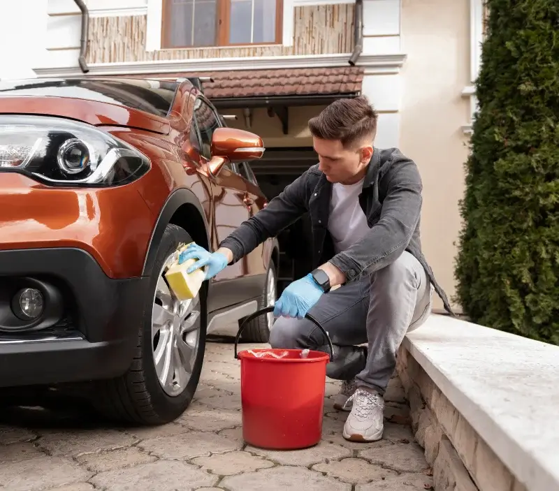 Lavage auto à domicile Saint-Étienne : professionnel intervenant sur un véhicule
